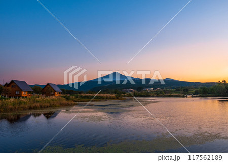 夕暮れの鳥海山 夕暮れの鳥海山 117562189