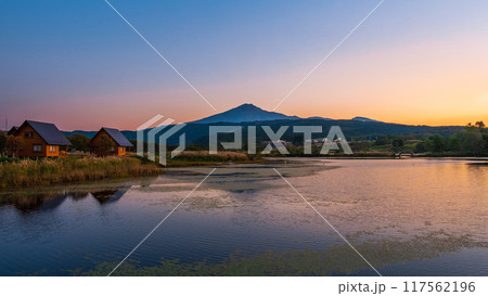 夕暮れの鳥海山 117562196