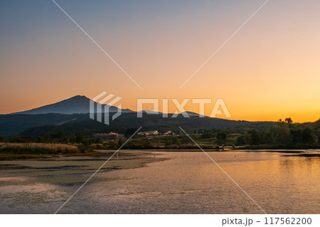 夕暮れの鳥海山 夕暮れの鳥海山 117562200