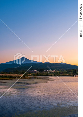 夕暮れの鳥海山 夕暮れの鳥海山 117562205