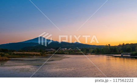 夕暮れの鳥海山 117562222