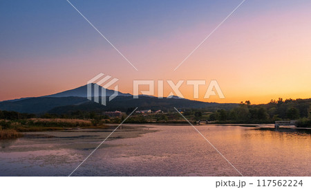 夕暮れの鳥海山 117562224