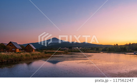 夕暮れの鳥海山 夕暮れの鳥海山 117562247