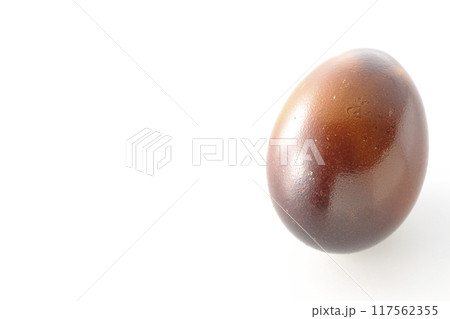 燻製たまごを白背景で撮影 燻製たまごを白背景で撮影 117562355