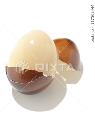 燻製たまごを白背景で撮影 117562444