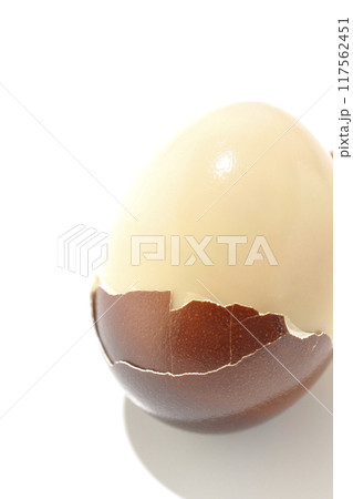 燻製たまごを白背景で撮影 117562451