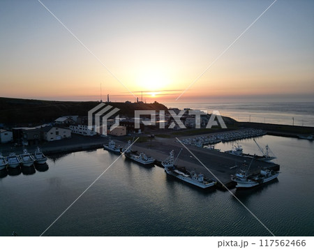 日本最北端の宗谷岬漁港の夕暮れの空撮 日本最北端の宗谷岬漁港の夕暮れの空撮 117562466