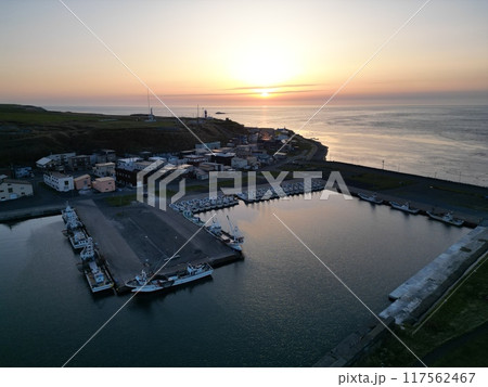 日本最北端の宗谷岬漁港の夕暮れの空撮 日本最北端の宗谷岬漁港の夕暮れの空撮 117562467