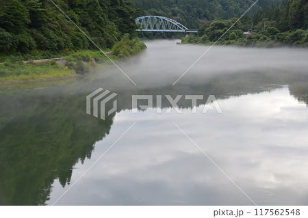 只見川の川霧 只見川の川霧 117562548