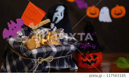子供たちのために用意されたハロウィンのお菓子ギフトとデコレーション 子供たちのために用意されたハロウィンのお菓子ギフトとデコレーション 117563185
