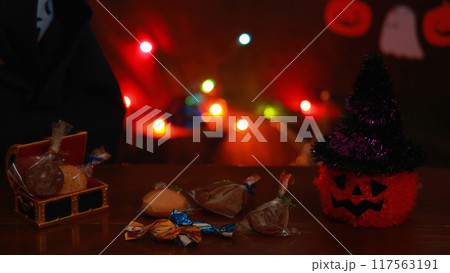 おばけカボチャのランタンとライトアップされたハローウィンデコレーション 117563191