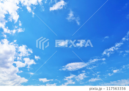 秋の青空と雲 117563356