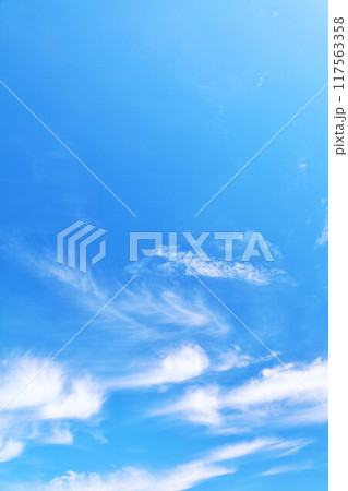 秋の青空と雲 117563358
