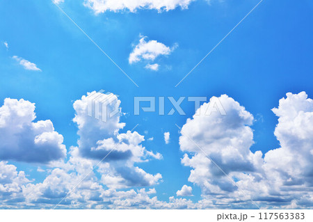 夏の青空と雲 夏の青空と雲 117563383