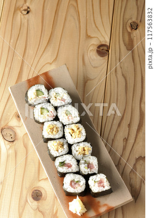 巻き寿司の盛り合わせ 117563832