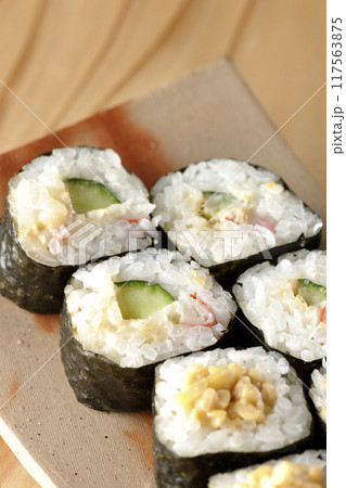 巻き寿司の盛り合わせ 117563875