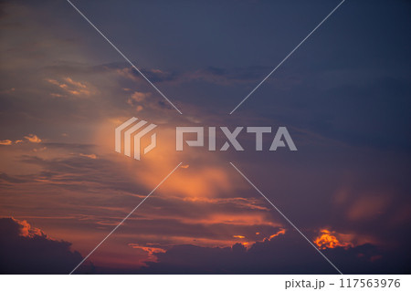 夕日に染まる雲 夕日に染まる雲 117563976
