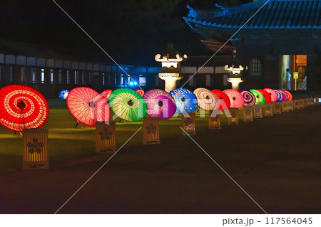 ライトアップされた和傘　国宝瑞龍寺 117564045