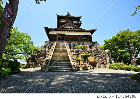 福井県坂井市 現存天守閣「丸岡城」の晴れた日の様子 福井県坂井市 現存天守閣「丸岡城」の晴れた日の様子 117564100