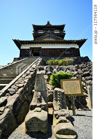 福井県坂井市 現存天守閣「丸岡城」の晴れた日の様子 福井県坂井市 現存天守閣「丸岡城」の晴れた日の様子 117564119