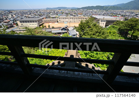 福井県坂井市 現存天守閣「丸岡城」の晴れた日の様子 福井県坂井市 現存天守閣「丸岡城」の晴れた日の様子 117564140