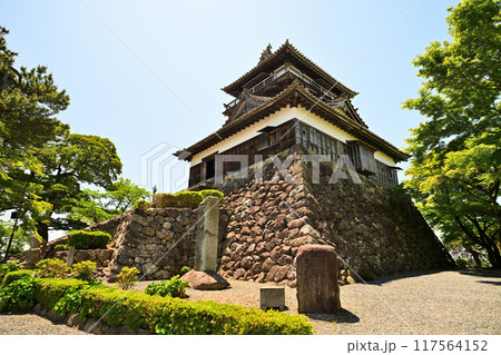 福井県坂井市　現存天守閣「丸岡城」の晴れた日の様子 117564152