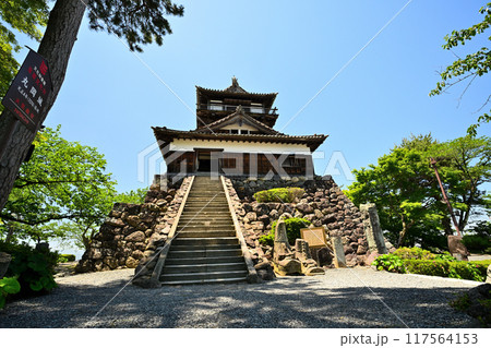 福井県坂井市　現存天守閣「丸岡城」の晴れた日の様子 117564153