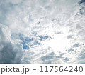 青い空と雲の色　8月の空 117564240