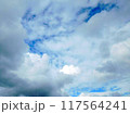 青い空と雲の色　8月の空 117564241