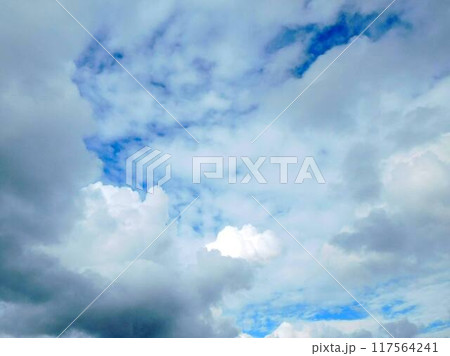 青い空と雲の色　8月の空 117564241