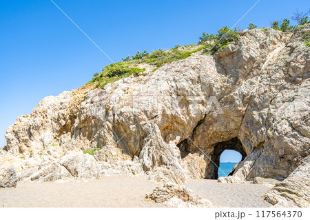 日出の石門　岸の石門　二億年前の海洋底が太平洋プレートにより移動　うねる褶曲や断層は過去の変動の記録 117564370