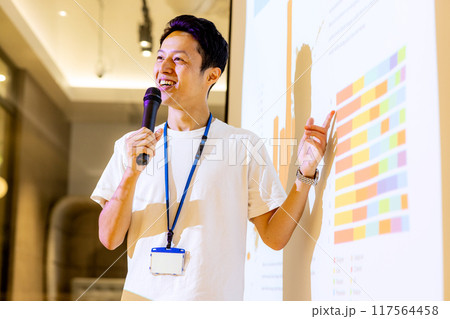 セミナー　講師　男性　撮影協力：WEEK芝大門(サンフロンティア不動産) 117564458