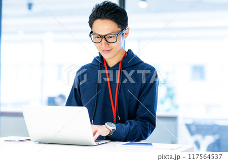 シェアオフィスで仕事をする男性撮影協力：WEEK芝大門(サンフロンティア不動産) 117564537