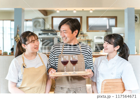 赤ワインのグラスを持つ居酒屋・飲食店・カフェスタッフの男女(3人) 117564671