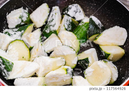 片栗粉をまぶしたズッキーニを炒める 117564926
