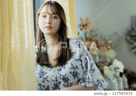 窓辺の女性 117565015