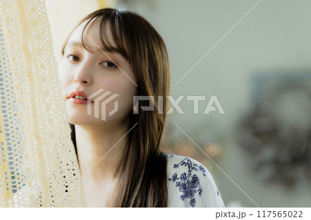 窓辺の女性 117565022