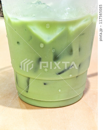 しずくの付いた飲みかけの抹茶ラテ しずくの付いた飲みかけの抹茶ラテ 117565085
