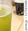 水滴の付いた緑茶のカップ 117565086