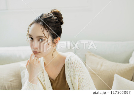 部屋でホットコーヒーを飲む女性 部屋でホットコーヒーを飲む女性 117565097