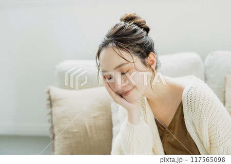 部屋でホットコーヒーを飲む女性 部屋でホットコーヒーを飲む女性 117565098