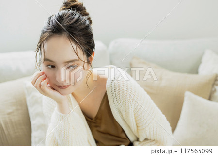 部屋でホットコーヒーを飲む女性 部屋でホットコーヒーを飲む女性 117565099