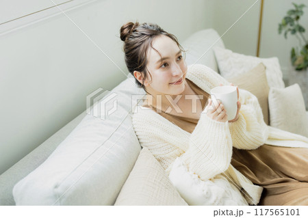 部屋でホットコーヒーを飲む女性 部屋でホットコーヒーを飲む女性 117565101