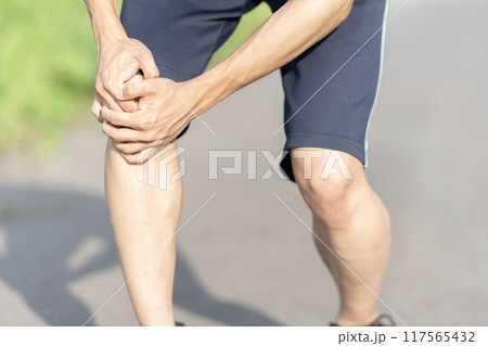 膝が痛める男性　膝痛　ボディパーツ　パーツ 117565432