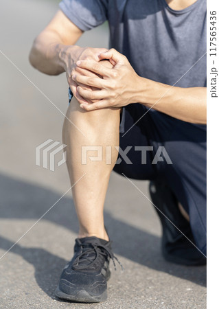 膝が痛める男性 膝痛 ボディパーツ パーツ 膝が痛める男性 膝痛 ボディパーツ パーツ 117565436