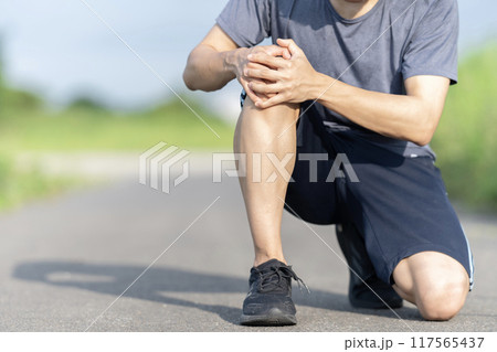 膝が痛める男性 膝痛 ボディパーツ パーツ 膝が痛める男性 膝痛 ボディパーツ パーツ 117565437