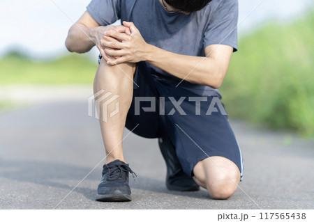 膝が痛める男性 膝痛 ボディパーツ パーツ 膝が痛める男性 膝痛 ボディパーツ パーツ 117565438
