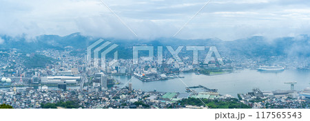 稲佐山展望台から霧・雲の長崎市街地　パノラマ　【長崎市】 117565543