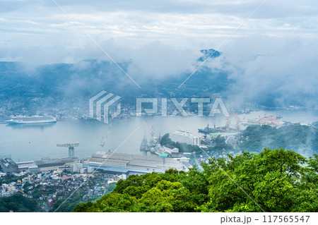 稲佐山展望台から霧・雲の長崎市街地 【長崎市】 稲佐山展望台から霧・雲の長崎市街地 【長崎市】 117565547