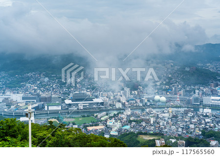 稲佐山展望台から霧・雲の長崎市街地　【長崎市】 117565560